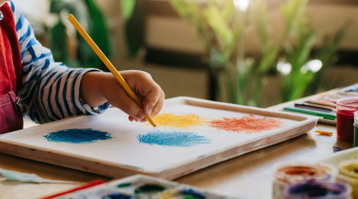 Firefly mains d'enfant dessinant dans un environnement Montessori 52913