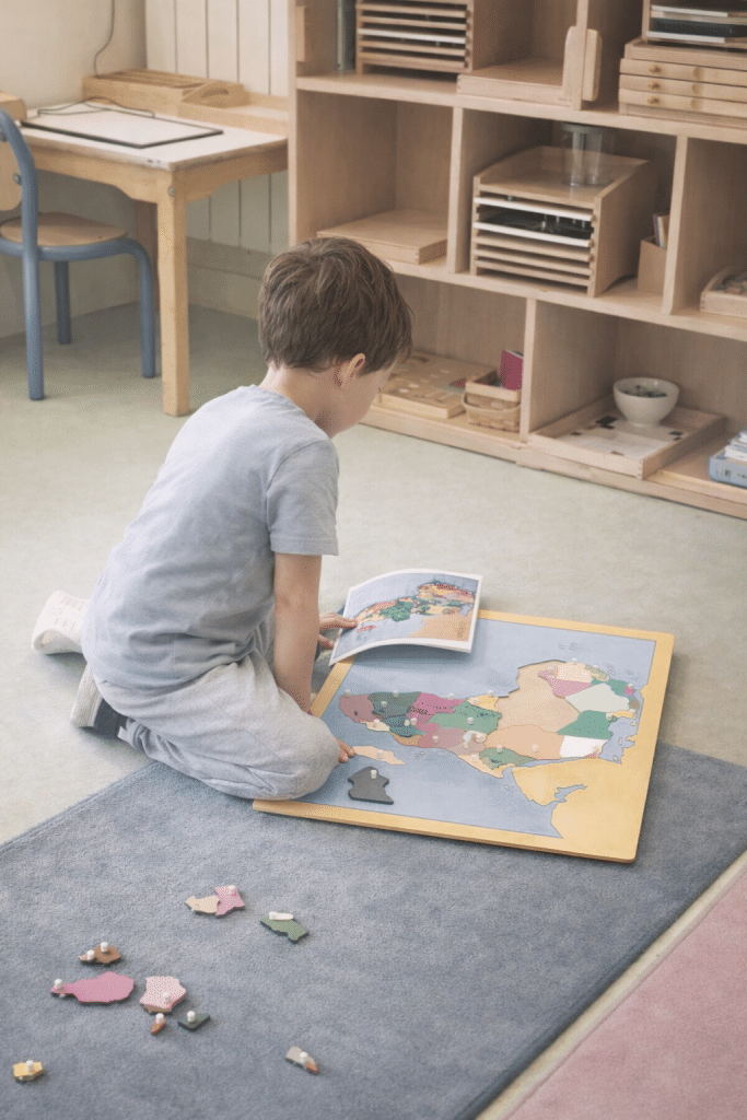 Ouverture au monde dès la maternelle avec les puzzles Montessori : développer la curiosité, la concentration et la compréhension du monde qui nous entoure.