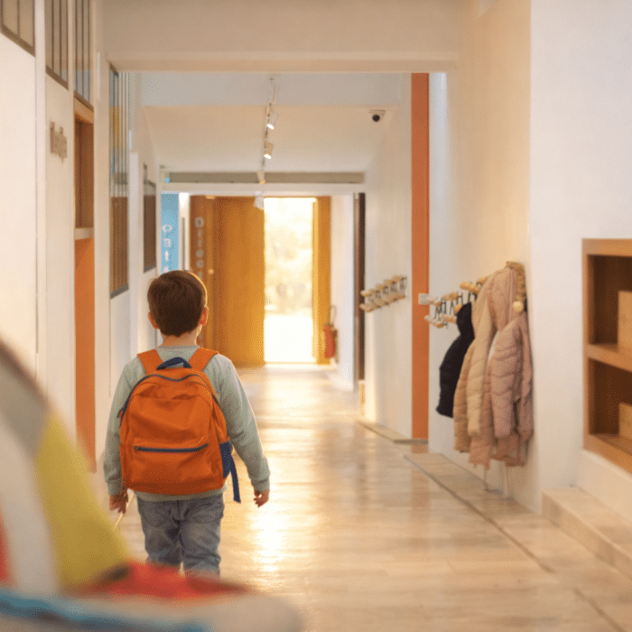 Enfant marchant dans un couloir lumineux vers la lumière, symbolisant la confiance et l’optimisme à l’école