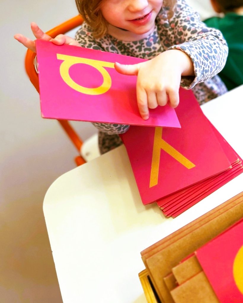 Discovering reading in preschool through Montessori pedagogy: hands-on learning, autonomy, and the joy of discovery in a bilingual environment in Rueil-Malmaison.