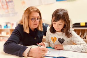 Natalie, éducatrice Montessori francophone 9-12 ans et responsable pédagogique à Secrets d’Enfance, membre du réseau Cube Education